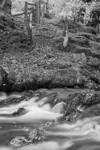 Larga exposición del río Weir Water que fluye aguas abajo del puente de los ladrones en el Parque Nacional Exmoor - Foto, imagen
