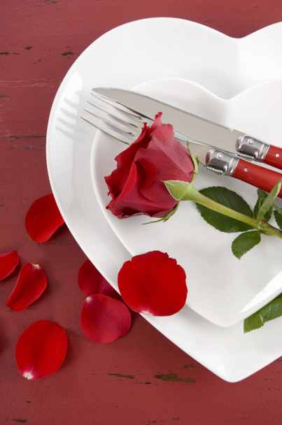 Валентина серця червоних троянд Whie місце сервірування столу - Фото, зображення