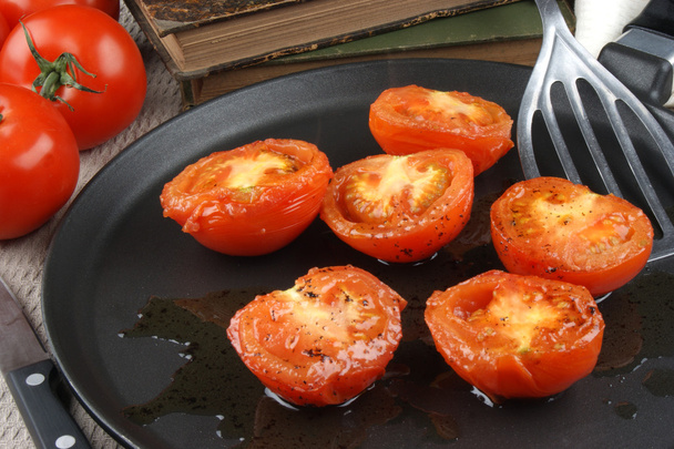 gesneden en gegrilde tomaten op een pan - Foto, afbeelding