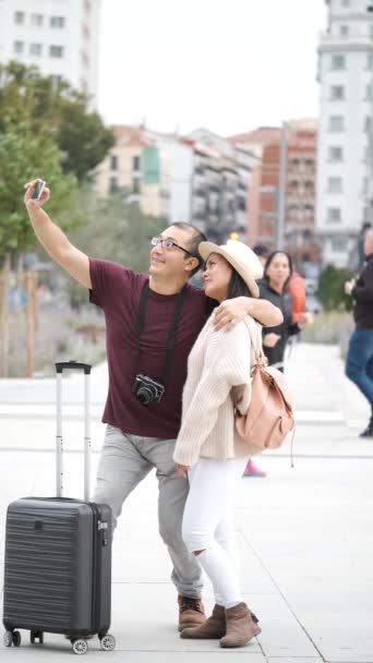 Çok ırklı iki turist selfie çekiyor. Madrid, İspanya 'yı gezmek. - Video, Çekim