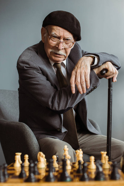 Senior denkt über seinen nächsten Schachzug nach - Foto, Bild