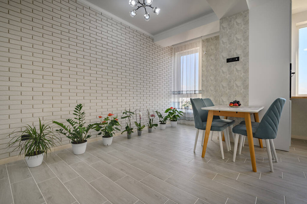 Een trendy witte studio met een ultramoderne keuken met - Foto, afbeelding