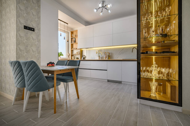 Tamamen işlevsel mutfağı olan modern ve şık beyaz stüdyo daire. - Fotoğraf, Görsel