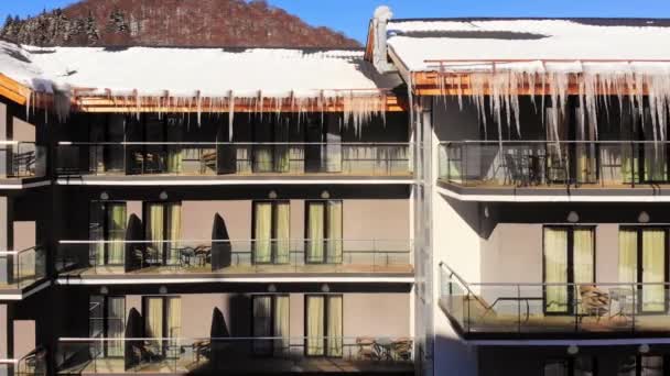Bakuriani, Geórgia - 5 de março de 2022: vista dolorosa Edifícios de apartamentos de férias apartamentos complexos para alugar em Bakuriani resort de esqui de férias na Geórgia. - Filmagem, Vídeo
