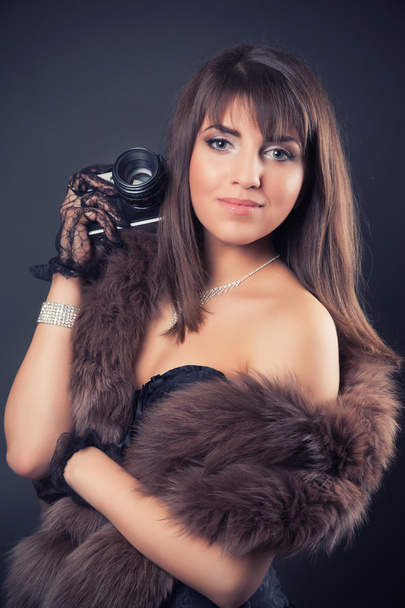Woman holding vintage camera - Foto, afbeelding