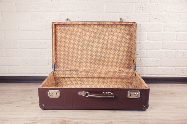 Üres kopott régi bőrönd - Fotó, kép