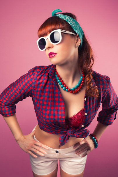 Girl posing with white sunglasses - Foto, Bild