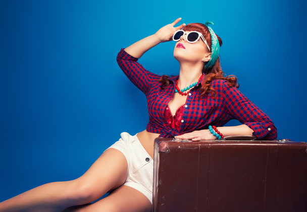 Pin-up girl posing with vintage suitcase - Foto, Imagen