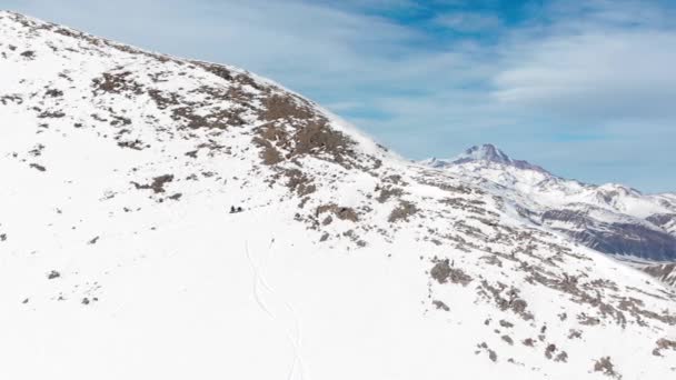 İki arkadaş dinlenir, dinlenir ve yürüyüş sonrası dağ manzarasının tadını çıkarırlar. Sonra Gudauri kayak merkezinin Kobi bölgesinde, Kafkasya 'da, Gudauri kayak merkezinin tepesine ineriz. - Video, Çekim