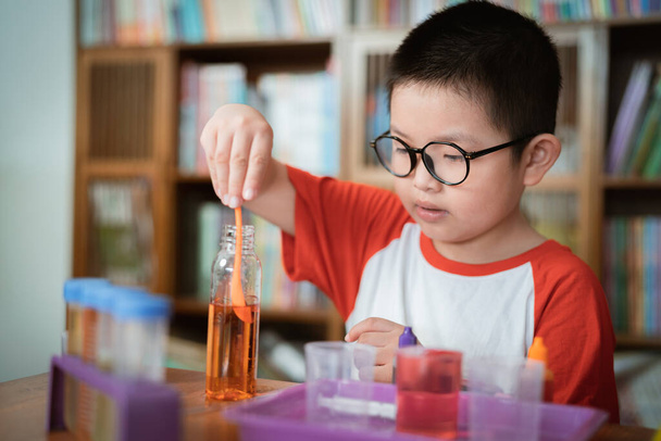 Petit garçon faisant des expériences chimiques en laboratoire
 - Photo, image