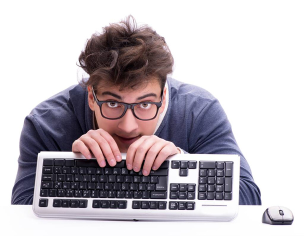 Ο αστείος σπασίκλας που δουλεύει σε υπολογιστή απομονωμένος στα λευκά - Φωτογραφία, εικόνα