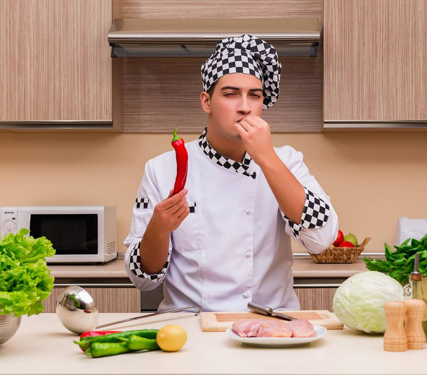 Der junge Koch in der Küche - Foto, Bild