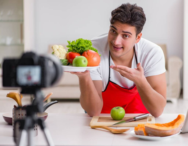 Die Food-Bloggerin arbeitet in der Küche - Foto, Bild