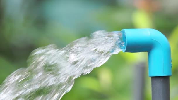 Ajatus puhtaan veden hallinnasta ihmisille. Putkistoista virtaava puhdas vesi kotitalouksille ja köyhille - Materiaali, video