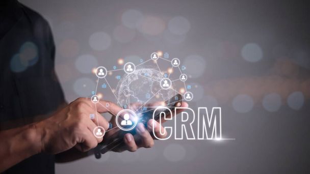 CRM Customer Relationship Management для концепции маркетинговой системы продаж бизнеса представлен в футуристическом графическом интерфейсе сервисного приложения для поддержки анализа базы данных CRM. - Фото, изображение