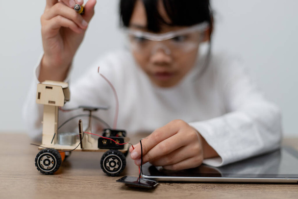 Estudantes da Ásia aprendem em casa na codificação de carros robôs e cabos eletrônicos em STEM, STEAM, engenharia matemática ciência tecnologia código de computador em robótica para conceito de crianças. - Foto, Imagem