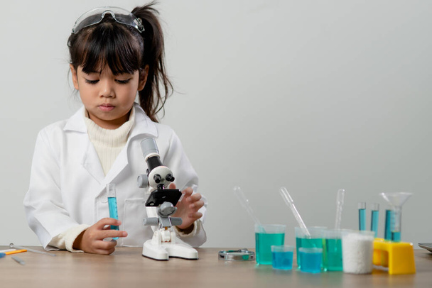 onderwijs, wetenschap, scheikunde en kinderen concept - jonge geitjes of studenten met reageerbuis maken experiment op school laboratorium - Foto, afbeelding