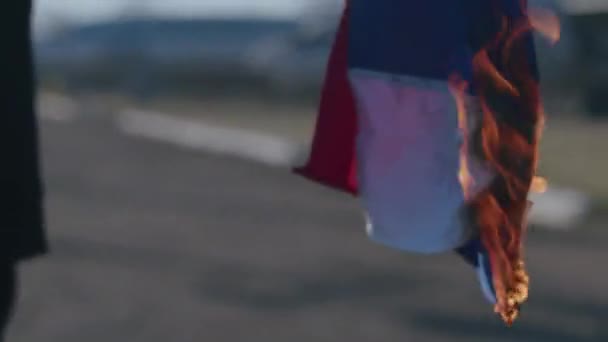 konflikt między Ukrainą a Rosją, osoba trzyma palącą flagę Rosji, wojna 2022. - Materiał filmowy, wideo