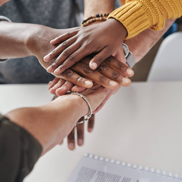 Yhdistävät voimansa yhdistääkseen menestyksen. ryhmä tunnistamattomia liikemiehiä, jotka yhdistävät kätensä yhteisvastuullisesti työpaikallaan - Valokuva, kuva