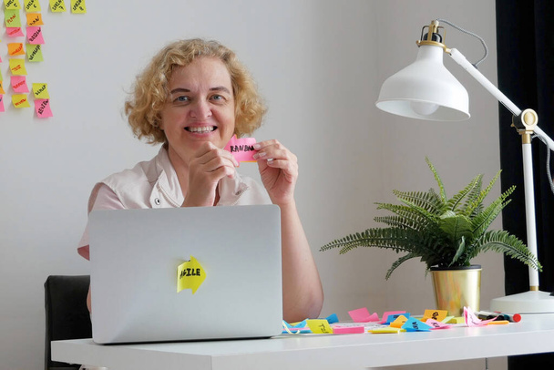 mujer de negocios de mediana edad utilizando software scrum tablero ágil con tarea de papel, concepto, primer plano - Foto, imagen