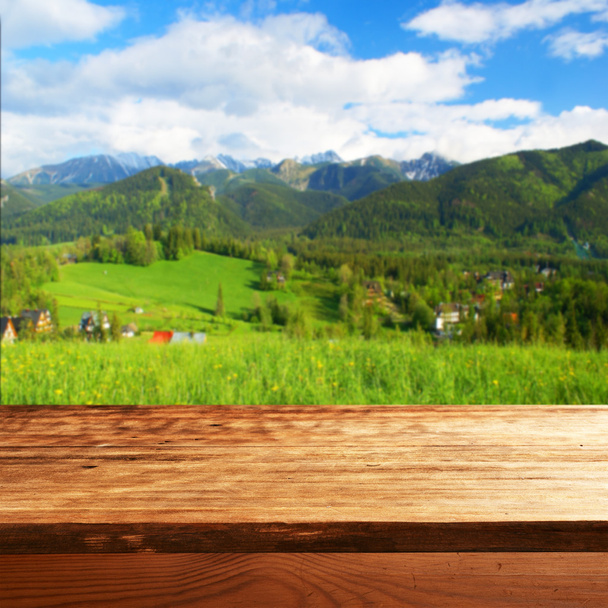 Порожній стіл у гірському селі
 - Фото, зображення