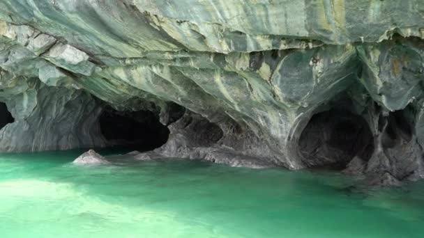 wycieczka statkiem motorowym do marmurowych jaskiń, capillas de marmol, przy lago general carrera wzdłuż carretera austral w Chile, Patagonia - Materiał filmowy, wideo