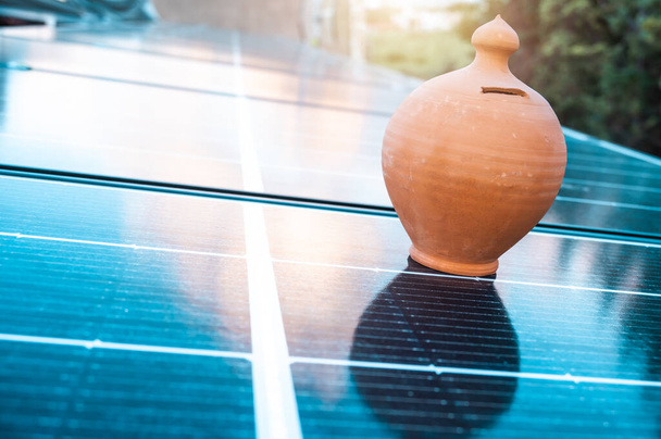 Argent économisé en utilisant de l'énergie avec panneau solaire sur le toit - Photo, image