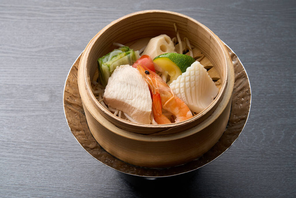 Японская еда, креветки на пару и курица - Фото, изображение
