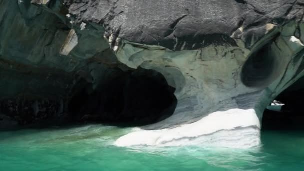 моторная лодка туристическая поездка в мраморные пещеры, Капиллы-де-Мармоль, на озере Каррера вдоль Carretera Австралии в Чили, Патагония - Кадры, видео