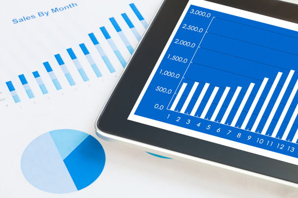 デジタル タブレットと財務グラフ レポート、紙とスマート フォン - 写真・画像