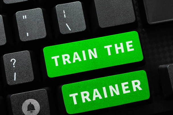 Escrevendo exibindo texto Train The Trainer, Palavra Escrito em identificado para ensinar mentor ou treinar outros frequentam a aula - Foto, Imagem