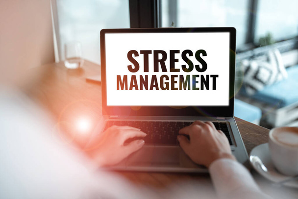 Texto presentando Gestión del Estrés, Idea de negocios aprendiendo formas de comportarse y pensar que reducen el estrés - Foto, Imagen