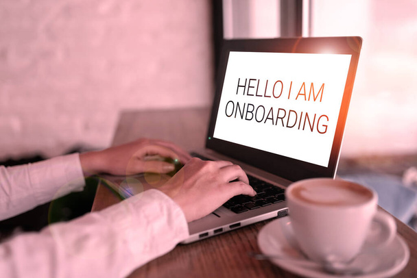 Tekst bijschrift presenteren Hello I Am Onboarding, Conceptuele foto Actie Proces van het integreren van een nieuwe werknemer in een organisatie - Foto, afbeelding