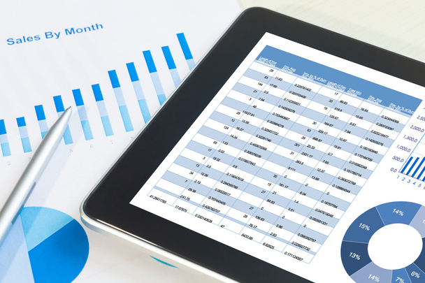 Tablet digital con informe de gráfico financiero
 - Foto, imagen
