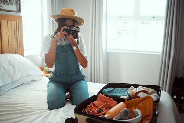 クリエイターブログのための夏休み、休暇の休憩やコンテンツマーケティングのためのスーツケースの女性、写真家やカメラの画像。ホテルのベッドルームで旅行インフルエンサー、デジタル写真や荷物オブジェクト. - 写真・画像