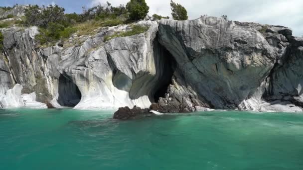 Şili, Patagonya 'daki carretera austral boyunca uzanan lago genel carrera' da mermer mağaralara, kılcal de marmol 'a motorlu tekne turizmi. - Video, Çekim