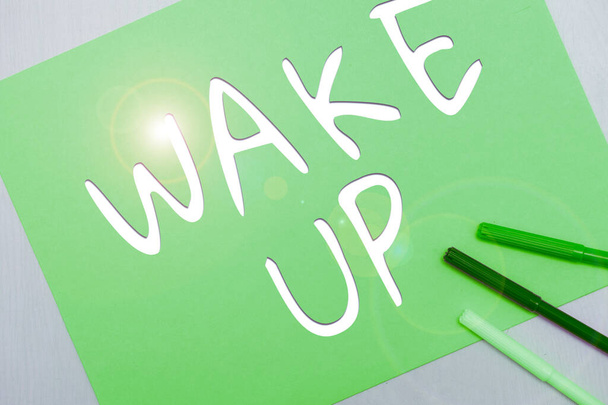 Написання тексту Прокидаючись, Концепція означає приклад людини, яка прокидається або прокидається Підйом - Фото, зображення