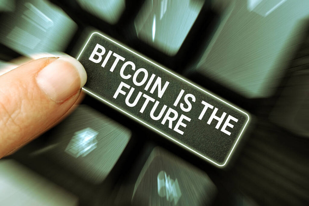 Bildunterschrift: Bitcoin Is The Future, ein Wort, das auf einem digitalen Marktplatz geschrieben wurde, auf dem Händler Bitcoins kaufen und verkaufen können - Foto, Bild