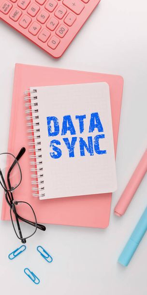 Konzeptionelle Anzeige Data Sync, Geschäftsübersichtsdaten, die kontinuierlich aus verschiedenen Quellen generiert werden - Foto, Bild