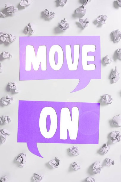 Podpis tekstowy przedstawiający Move On, Przegląd biznesowy, aby opuścić miejsce, w którym się zatrzymujesz i udać się gdzie indziej - Zdjęcie, obraz
