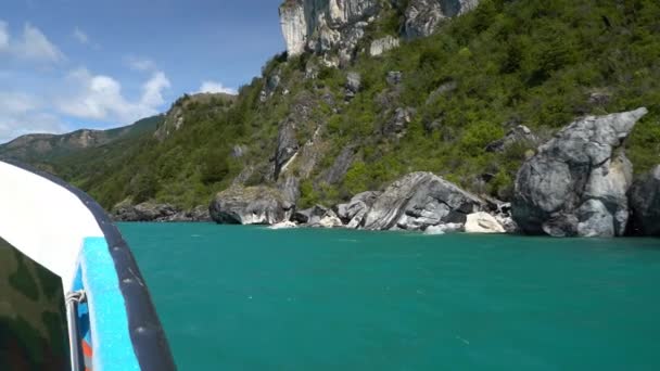 моторная лодка туристическая поездка в мраморные пещеры, Капиллы-де-Мармоль, на озере Каррера вдоль Carretera Австралии в Чили, Патагония - Кадры, видео