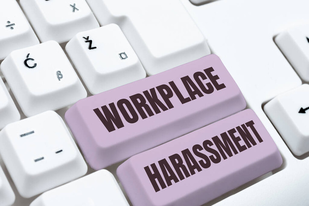 Γράφοντας εμφάνιση κειμένου Παρενόχληση στο χώρο εργασίας, Ιντερνετ Έννοια Διαφορετική ηλικία φυλετικού φύλου σεξουαλικός προσανατολισμός των εργαζομένων - Φωτογραφία, εικόνα