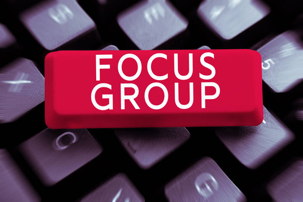 Escribiendo mostrando el texto Focus Group, Grupo de negocios escaparate de personas responsables de determinar la respuesta de una población más grande - Foto, imagen