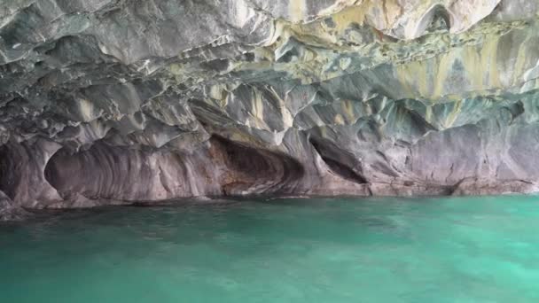 barco a motor viaje turístico a las cuevas de mármol, capillas de marmol, en el lago general carrera a lo largo de la carretera austral en Chile, Patagonia - Imágenes, Vídeo