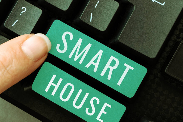 Käsitteellinen kuvateksti Smart House, Concept tarkoittaa koteja, joissa on elektronisia laitteita ja joita ohjataan etänä - Valokuva, kuva