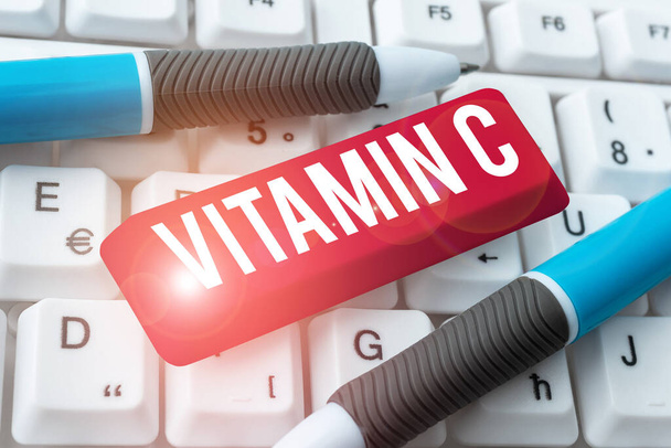 Bildunterschrift: Vitamin C fördert die Heilung und hilft dem Körper, Eisen-Ascorbinsäure aufzunehmen - Foto, Bild