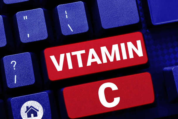 ビタミンCを提示するテキストキャプション,それに書かれた言葉は、治癒を促進し、体が鉄アスコルビン酸を吸収するのに役立ちます - 写真・画像