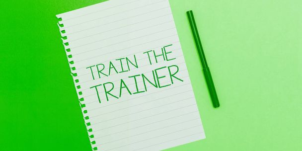 Didascalia concettuale Treno Il Trainer, approccio aziendale identificato per insegnare mentore o formare altri frequentano la classe - Foto, immagini