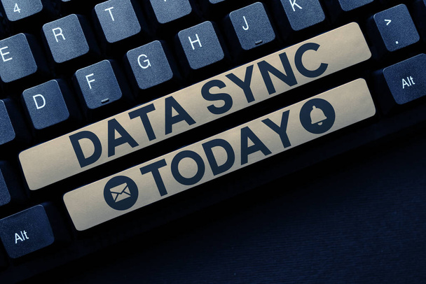 Tekenen weergeven van Data Sync, Word Geschreven op gegevens die continu wordt gegenereerd door verschillende bronnen - Foto, afbeelding