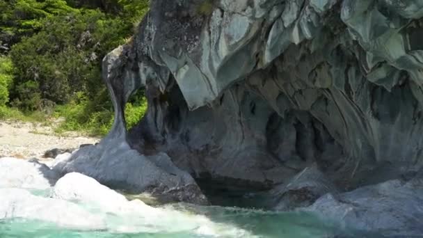 barco a motor viaje turístico a las cuevas de mármol, capillas de marmol, en el lago general carrera a lo largo de la carretera austral en Chile, Patagonia - Metraje, vídeo